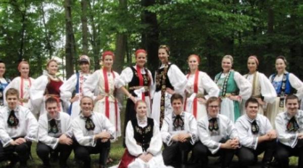 sute de nuntasi din 15 tari invitati la festivalul international de folclor nunta zamfirei