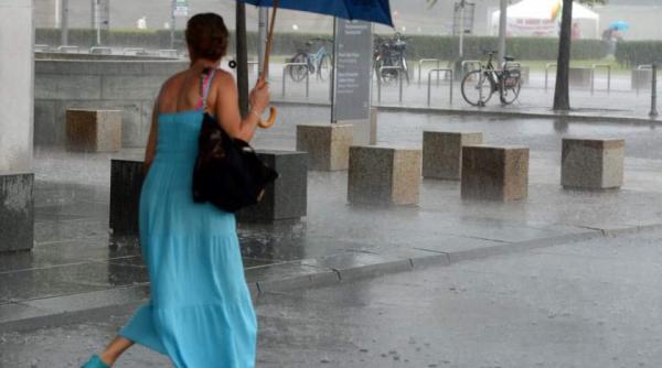 cod galben de averse si descarcari electrice in cinci judete in urmatoarea ora