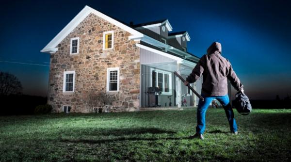 cum sa iti lasi casa in siguranta cand pleci in vacanta