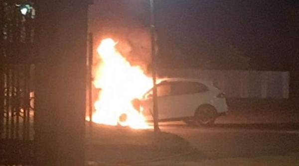 masina incendiata cu sticle de benzina in galati