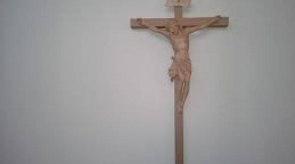 consilier al papei francisc critica dur propunerea de obligativitate a prezentei crucilor in toate spatiile publice