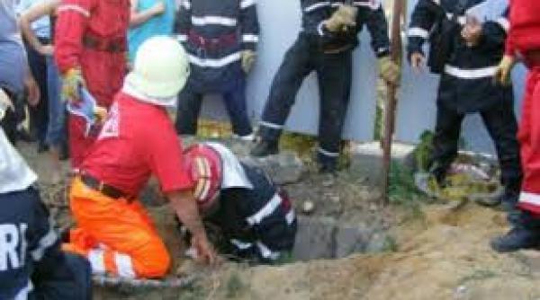 doi barbati din vrancea au ajuns la spital dupa ce au lesinat in fosa septica la care lucrau