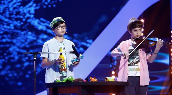 doi copii canta la next star un vals de strauss la vioara si gaini