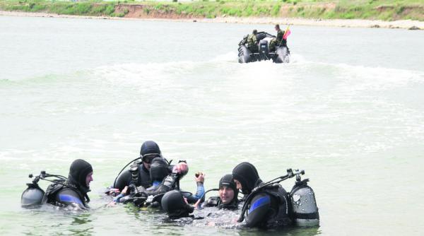 scafandrii militari continua cautarea directorului apia disparut in lacul belis