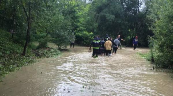 barbatul dat disparut dupa ce a fost surprins de o viitura gasit in viata
