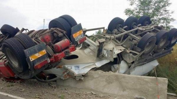 traficul rutier este blocat pe dn1 la scoreiu unde s a rasturnat o cisterna cu praf de ciment