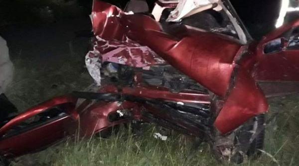 accident grav in caras severin soferul avea alte preocupari in timp ce se afla la volan si a lovit un cap de pod prietenul lui a murit