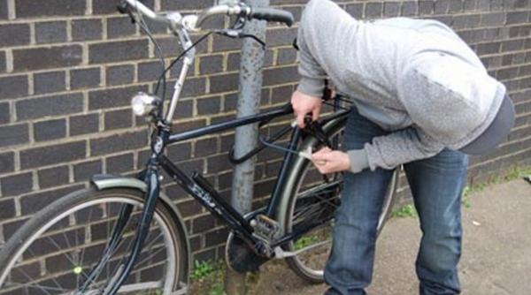 barbat arestat dupa ce a furat biciclete de peste 53 000 lei din scari de blocuri si curti