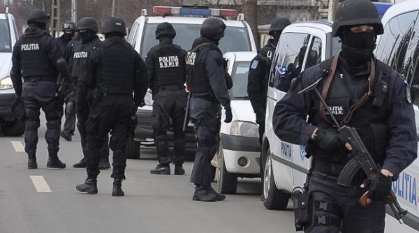perchezitii la clanul gruia acuzatii de trafic de droguri proxenetism si falsificare de bani