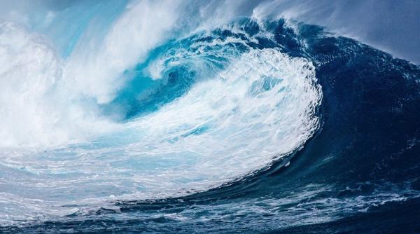 video momente dramatice o barca inghitita de valuri