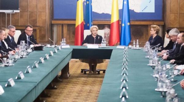 guvernul va stabili astazi daca 16 si 17 august vor fi zile libere pentru angajatii din sectorul public