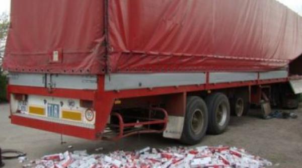 descoperire incredibila la vama ostrov zeci de mii de pachete cu tigari ascunse intr un camion