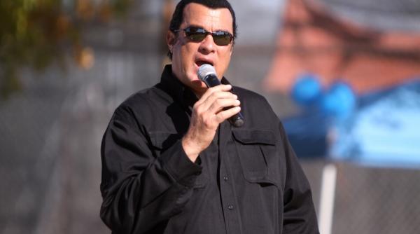 rusia il insarcineaza pe actorul steven seagal cu ameliorarea relatiilor cu sua