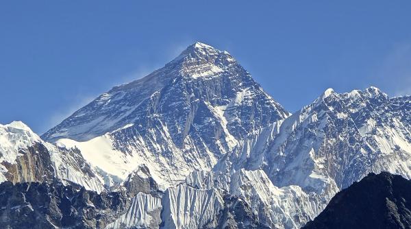 12 700 de kilograme de fecale au fost stranse in acest sezon de pe muntele everest
