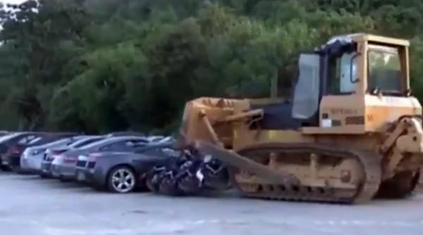 video autoritatile din filipine au distrus zeci de vehicule de lux lamborghini si porsche
