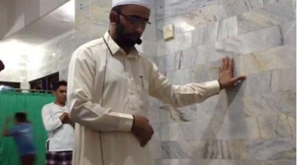 video incredibil un imam din bali si a tinut predica in ciuda cutremurului de 7 1 grade