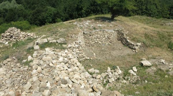 zeci de vestigii arheologice descoperite la gruiul darii printre care o bratara si un varf de sulita