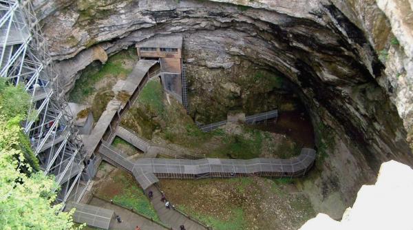 disfunctionalitati constatate in grota din franta in care trei turisti spanioli au ramas inchisi timp de o noapte