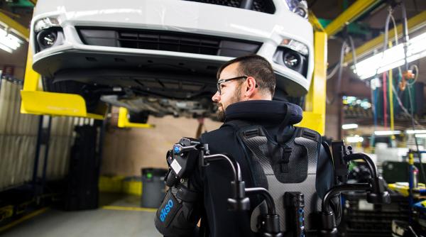 ford introduce exoscheletii muncitorii hibrizi