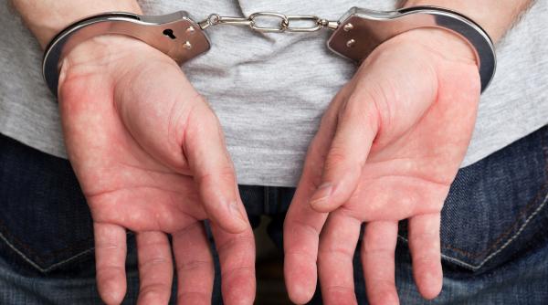 agent de politie cercetat penal pentru luare de mita trafic de influenta si fals intelectual