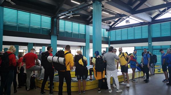 dupa un zbor de aproape 24 de ore cei 21 de membri ai celor trei triburi au ajuns seara trecuta in madagascar