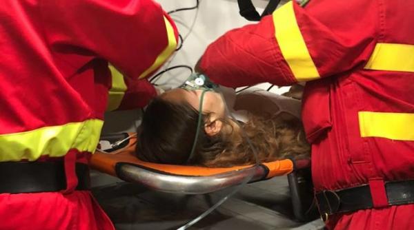 fata de 16 ani a unui fost ministru si a pierdut cunostinta din cauza gazelor lacrimogene din piata victoriei