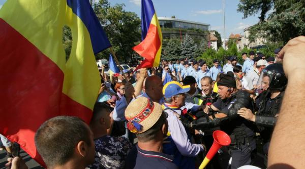 incidente in piata victoriei mai multi protestatari au vrut sa intre in sediul guvernului