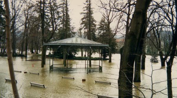 inundatii masive in franta 1 600 de persoane au fost evacuate