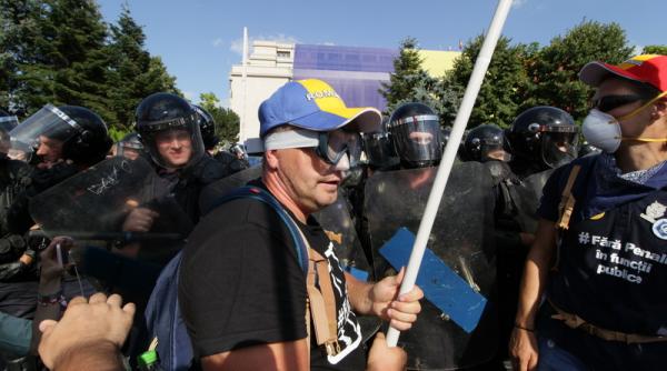 protestul diasporei jandarmii au fost nevoiti sa se apere cu spray urile din dotare