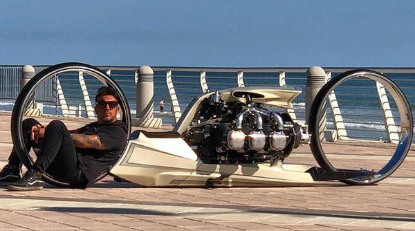 video cum arata o motocicleta dotata cu motor de avion