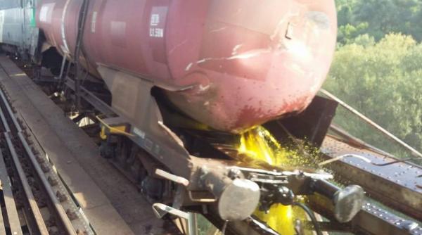 se intervine in zona poluarii cu biodiesel dupa ce un pod s a rupt sub un tren marfar