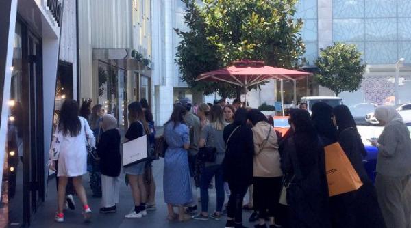 turistii profita de prabusirea lirei turcesti pentru a face cumparaturi de lux