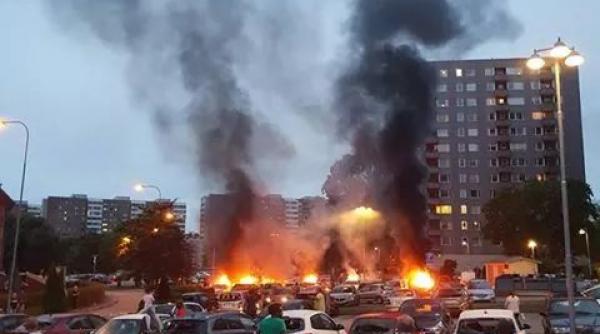 arestari in suedia dupa incendierea a circa o suta de masini si incidente intre tineri si politie