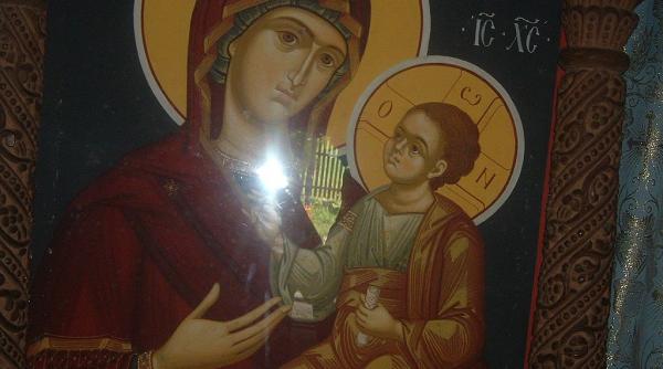 icoana maicii domnului de la manastirea dintr un lemn adusa in pelerinaj la biserica sfantul gheorghe nou