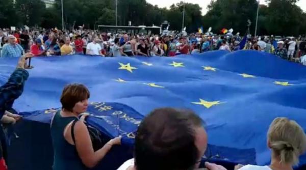 mii de oameni s au adunat in piata victoriei pentru a patru noapte de proteste