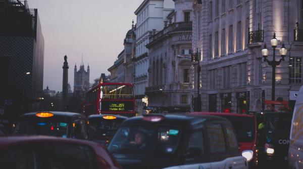 un copil s a nascut in trafic in marea britanie in timpul unui ambuteiaj provocat de un accident