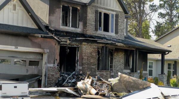 video suparat pe sotie a intrat cu avionul in propria casa