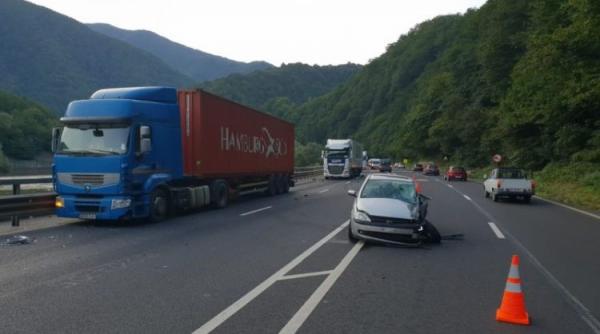 accident pe valea oltului un microbuz a intrat pe contrasens a lovit o masina si a proiectat o in doua tiruri doua persoane au fost ranite