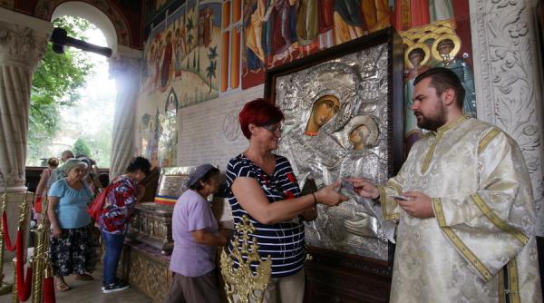 galerie foto slujba cu ocazia sarbatorii adormirii maicii domnului