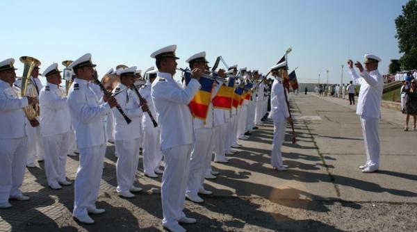 mii de oameni au urmarit de pe malul dunarii traditionalele jocuri marinaresti programate de ziua marinei