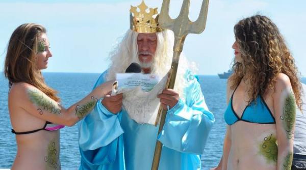 sosirea zeului neptun in port si aruncarea unei ancore de flori in dunare au marcat ziua marinei