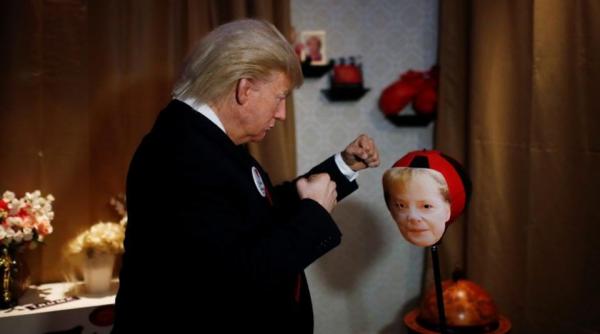 trump boxeaza cu merkel la muzeul figurilor de ceara din berlin