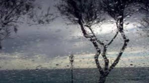 anm averse si intensificari ale vantului in noua judete vineri dupa amiaza