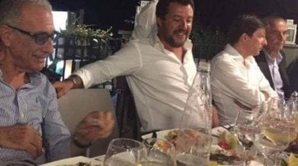 italienii sunt furiosi matteo salvini a petrecut pe o terasa in ziua tragediei de la genova