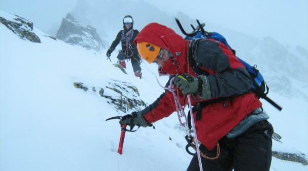 nepal peste 560 de alpinisti au cucerit varful everest in acest sezon de escalada