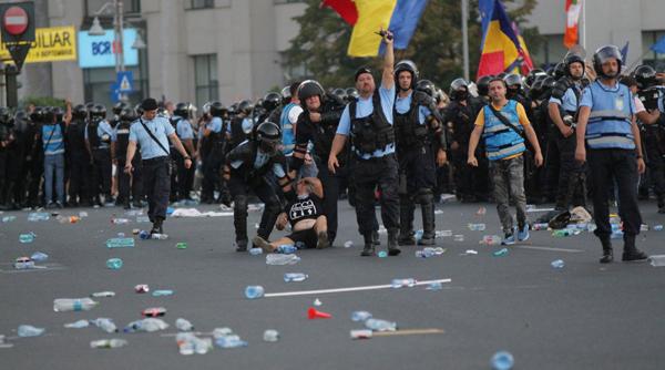 protestatara luata cu ambulanta de la parchet dupa ce i s a facut rau