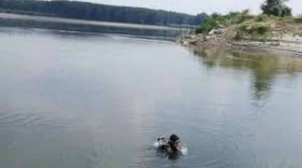 un copil de 12 ani din buzau a fost gasit de scafandri mort pe fundul unui canal de irigatii