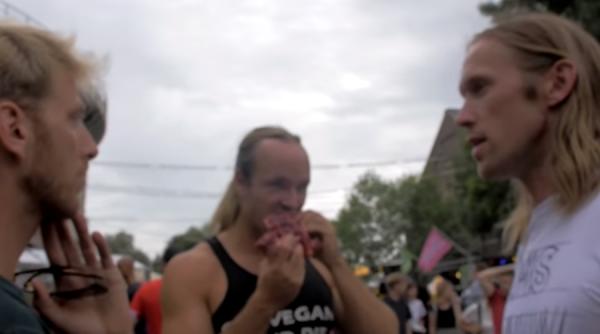 video protest cu o halca de carne cruda la un festival vegan