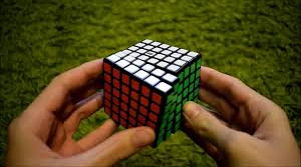 cartea recordurilor un tanar din georgia a rezolvat sase cuburi rubik in timp ce se afla sub apa