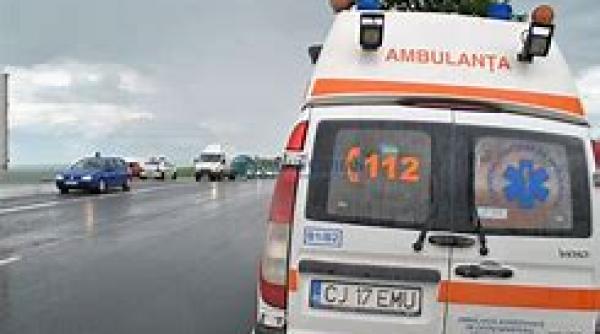 un drum judetean din bistrita este blocat de un stalp de electricitate doborat in urma unui accident rutier